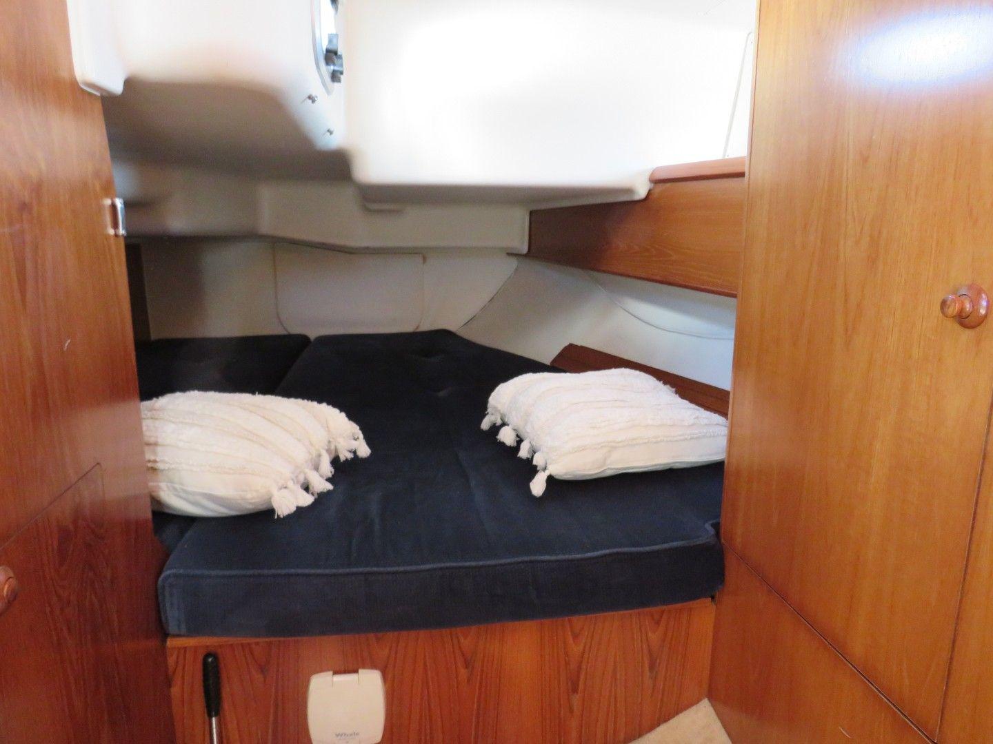 2000 Jeanneau 40 Deck-Saloon