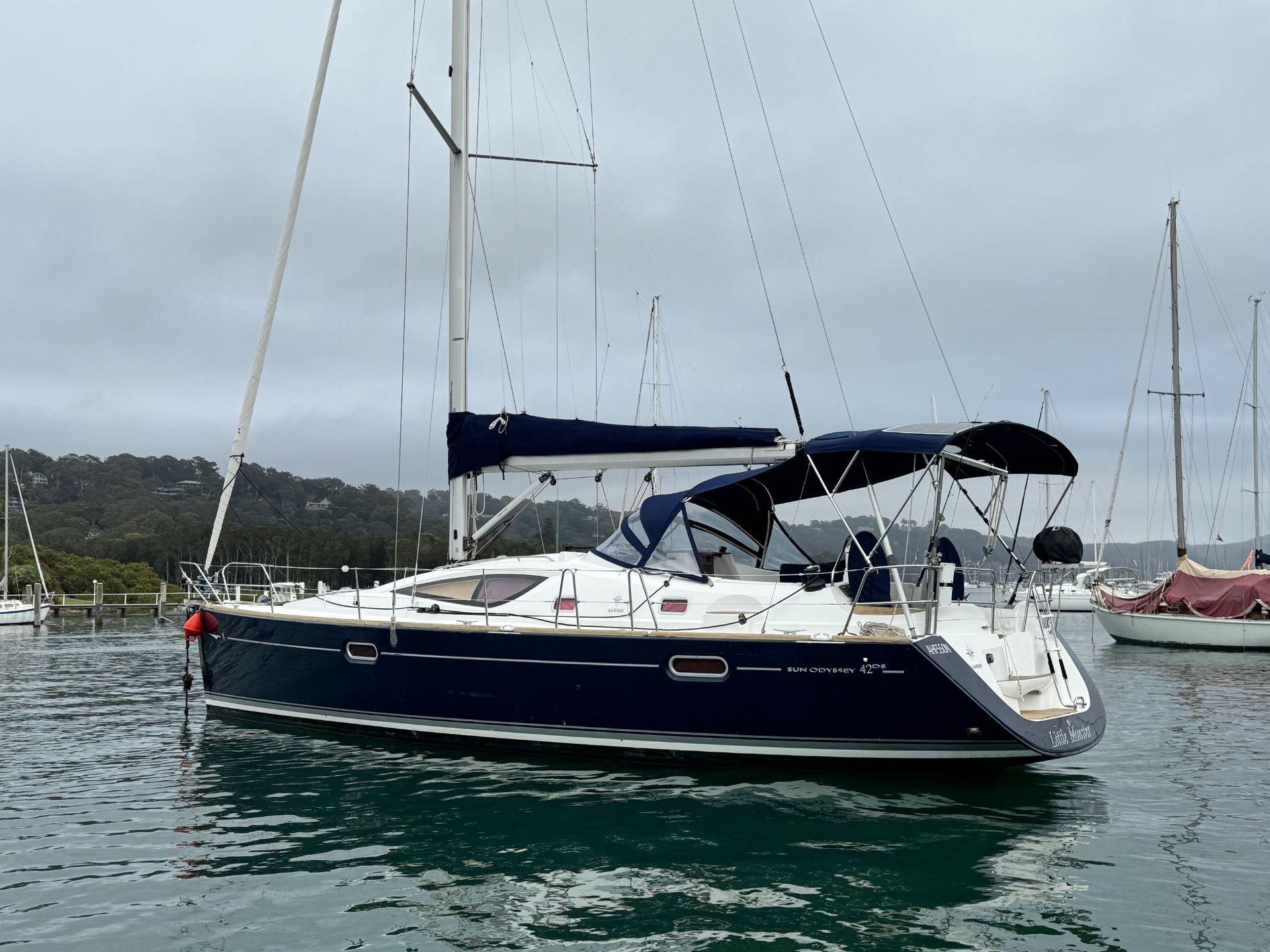 2009 Jeanneau Sun Odyssey 42 Deck Saloon