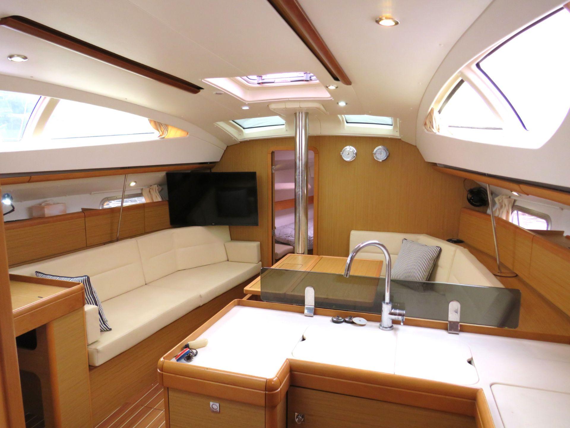 2009 Jeanneau Sun Odyssey 42 Deck Saloon