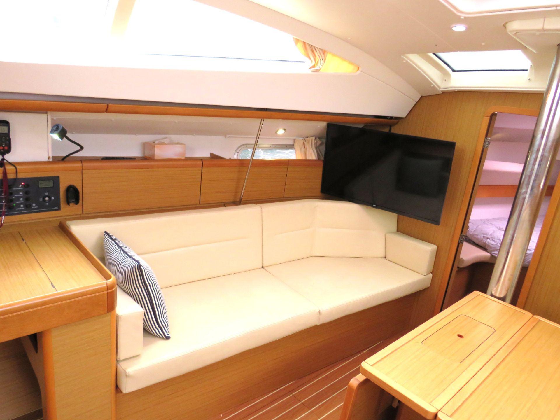 2009 Jeanneau Sun Odyssey 42 Deck Saloon