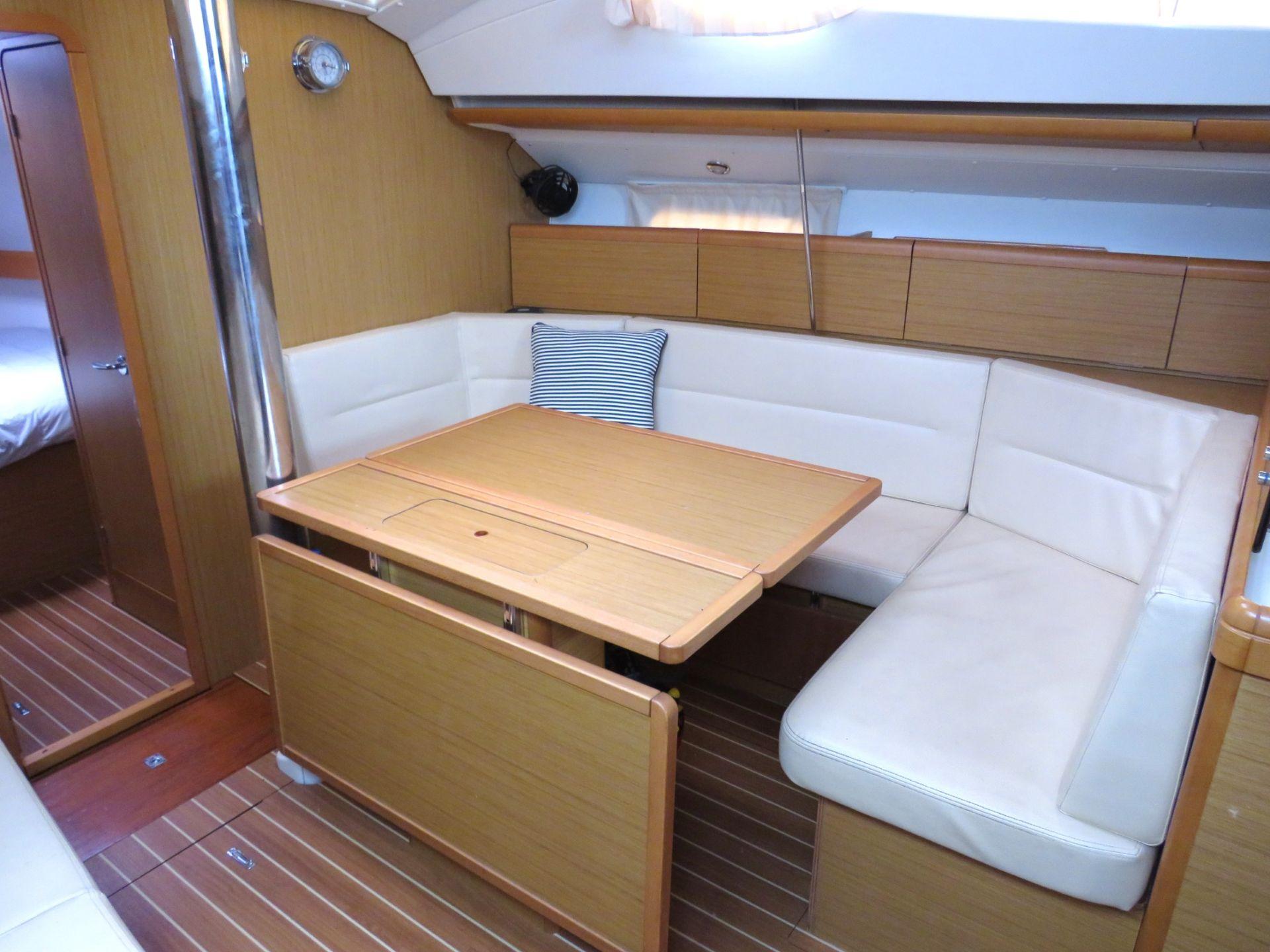 2009 Jeanneau Sun Odyssey 42 Deck Saloon