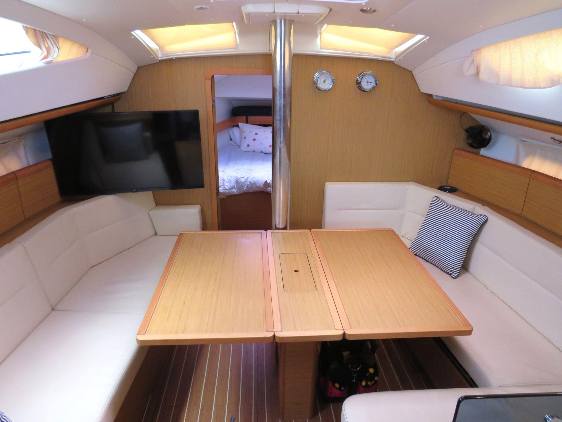 2009 Jeanneau Sun Odyssey 42 Deck Saloon