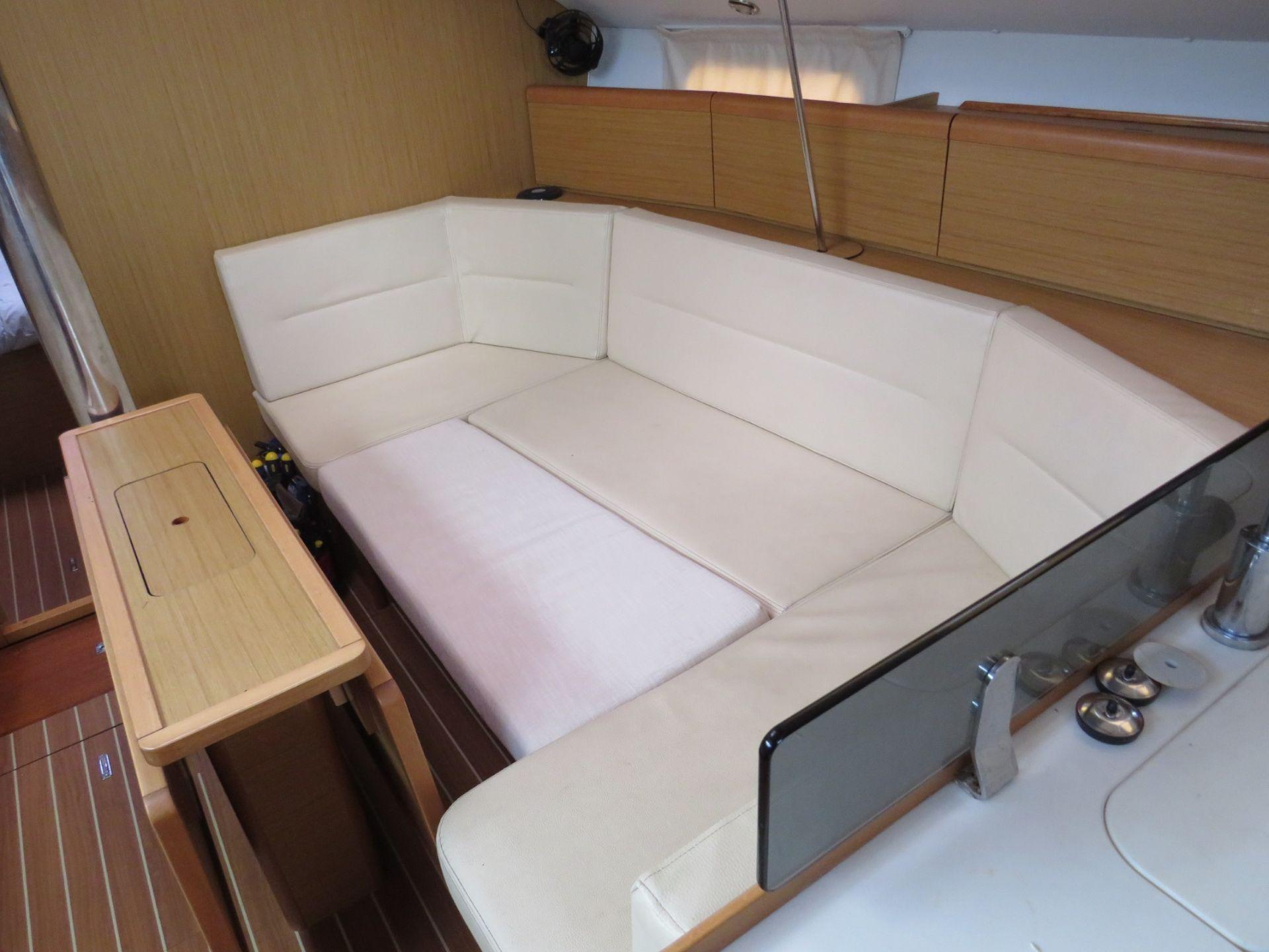 2009 Jeanneau Sun Odyssey 42 Deck Saloon