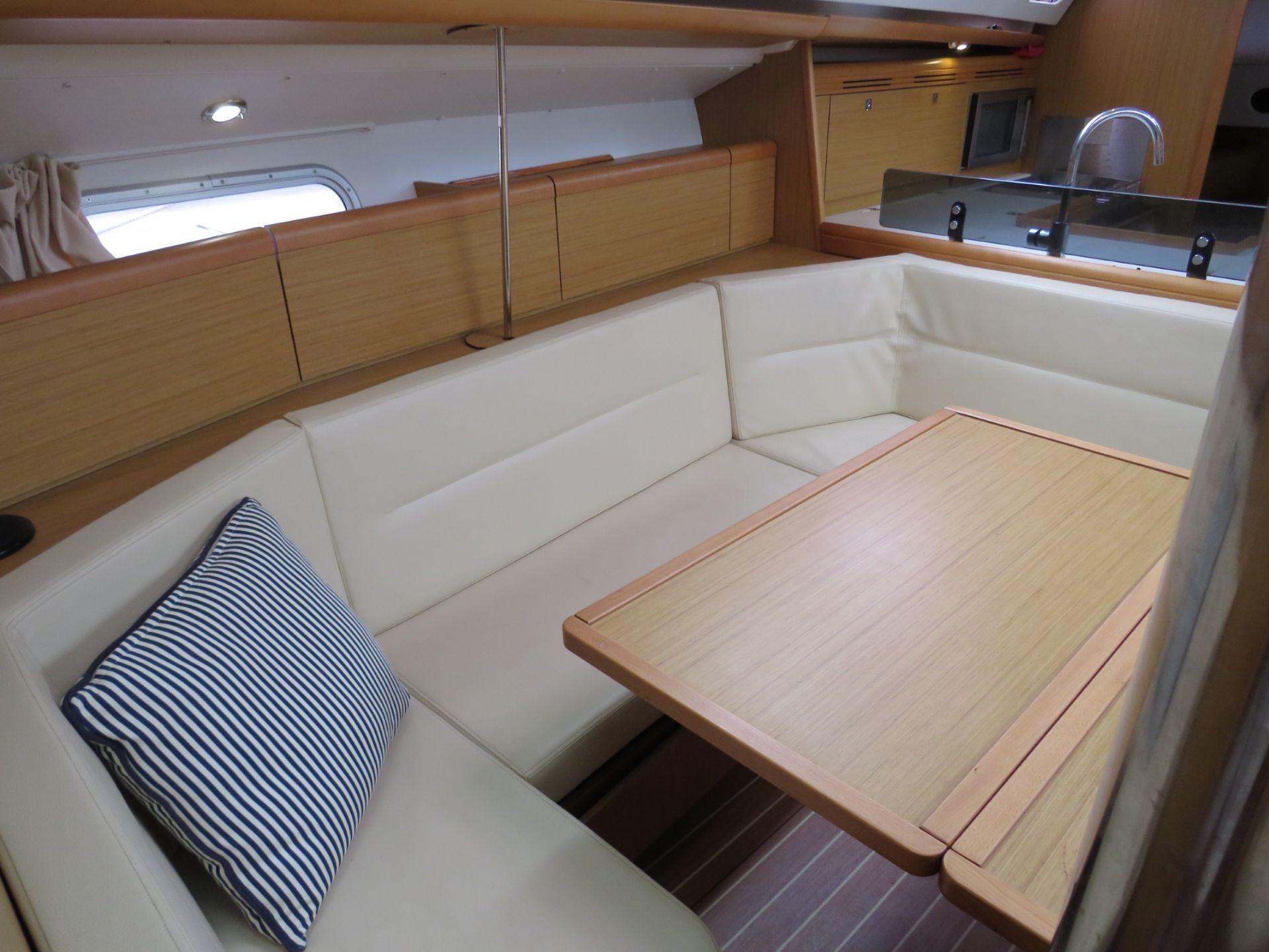 2009 Jeanneau Sun Odyssey 42 Deck Saloon