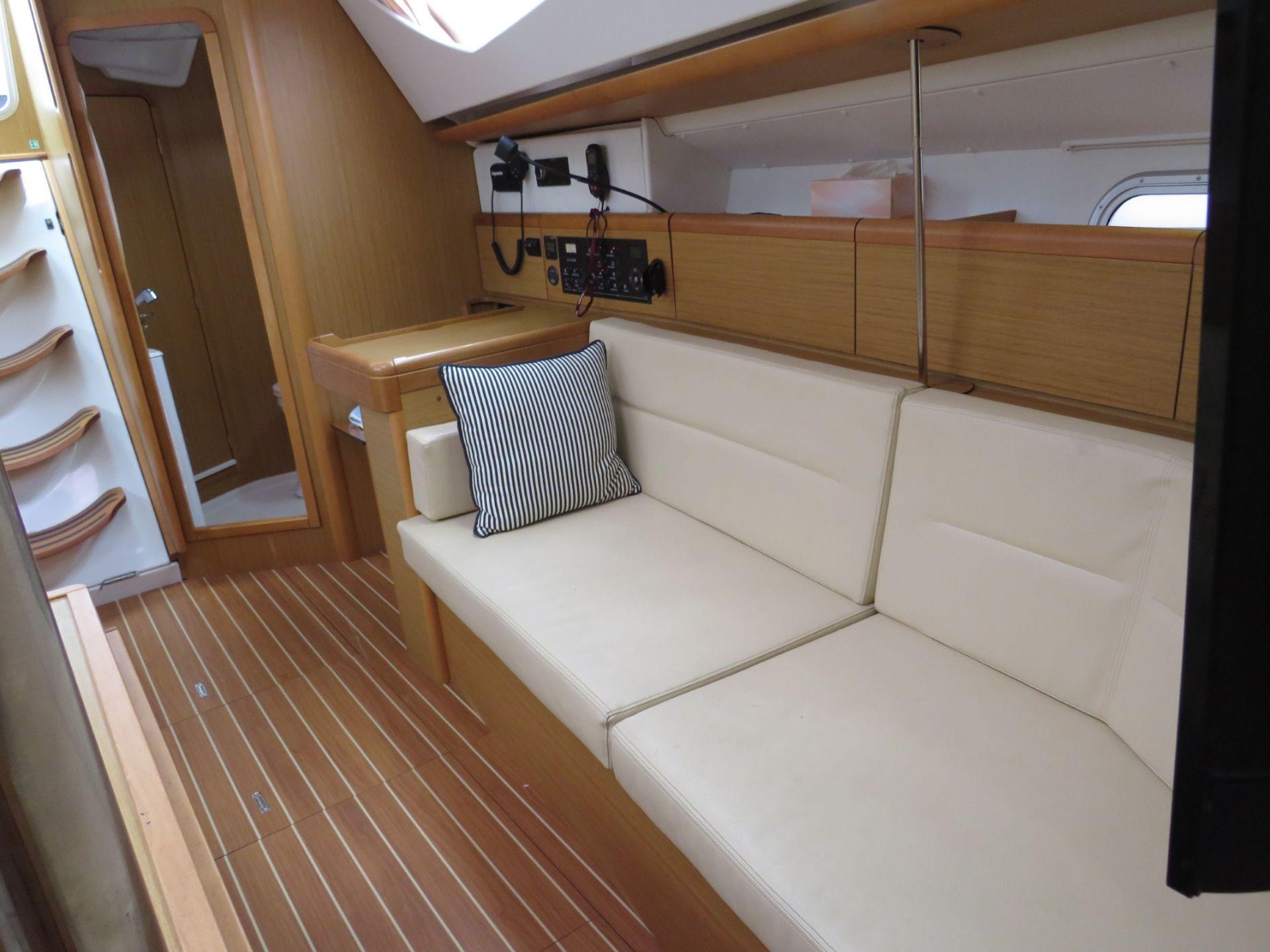 2009 Jeanneau Sun Odyssey 42 Deck Saloon