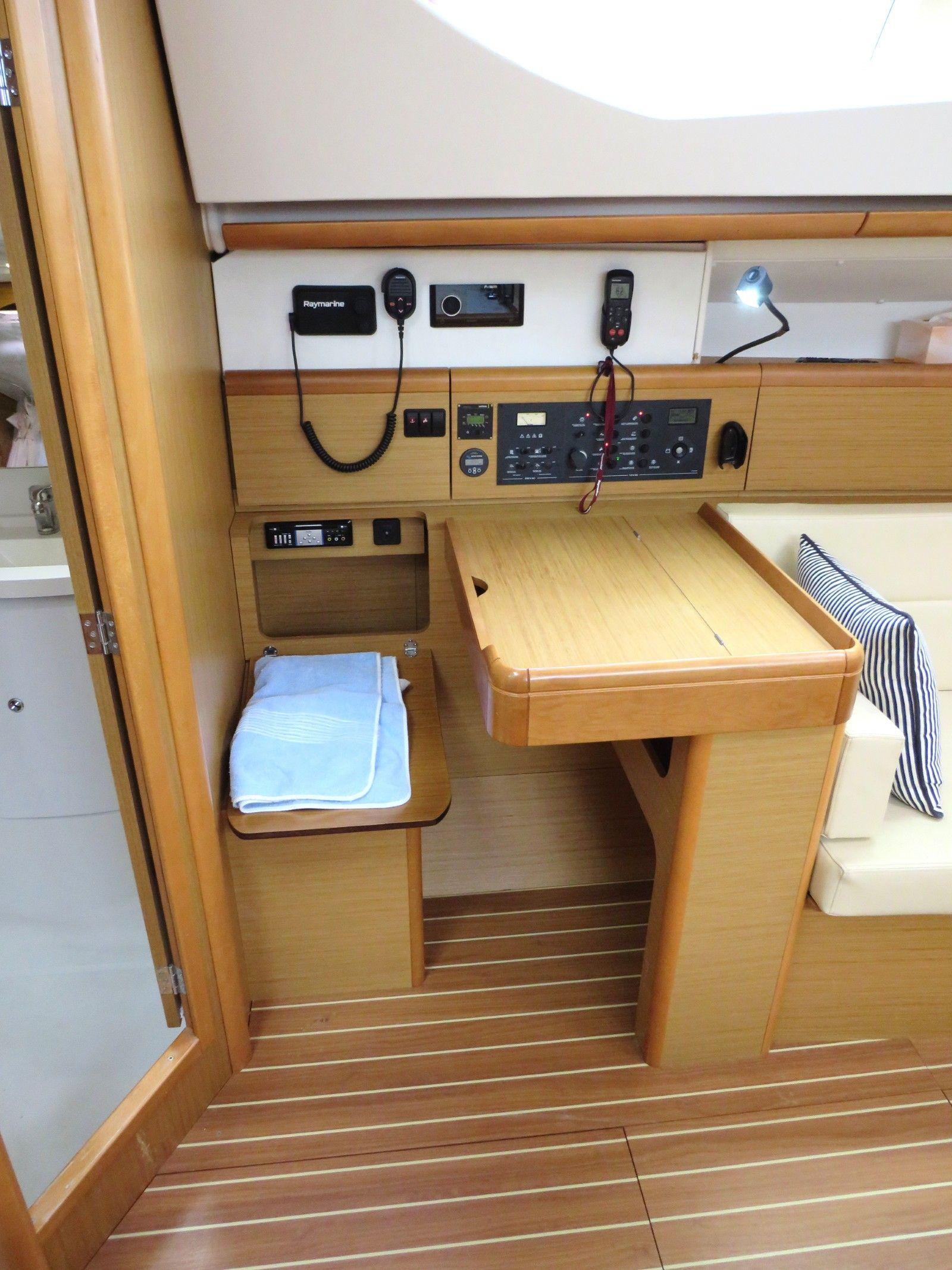 2009 Jeanneau Sun Odyssey 42 Deck Saloon