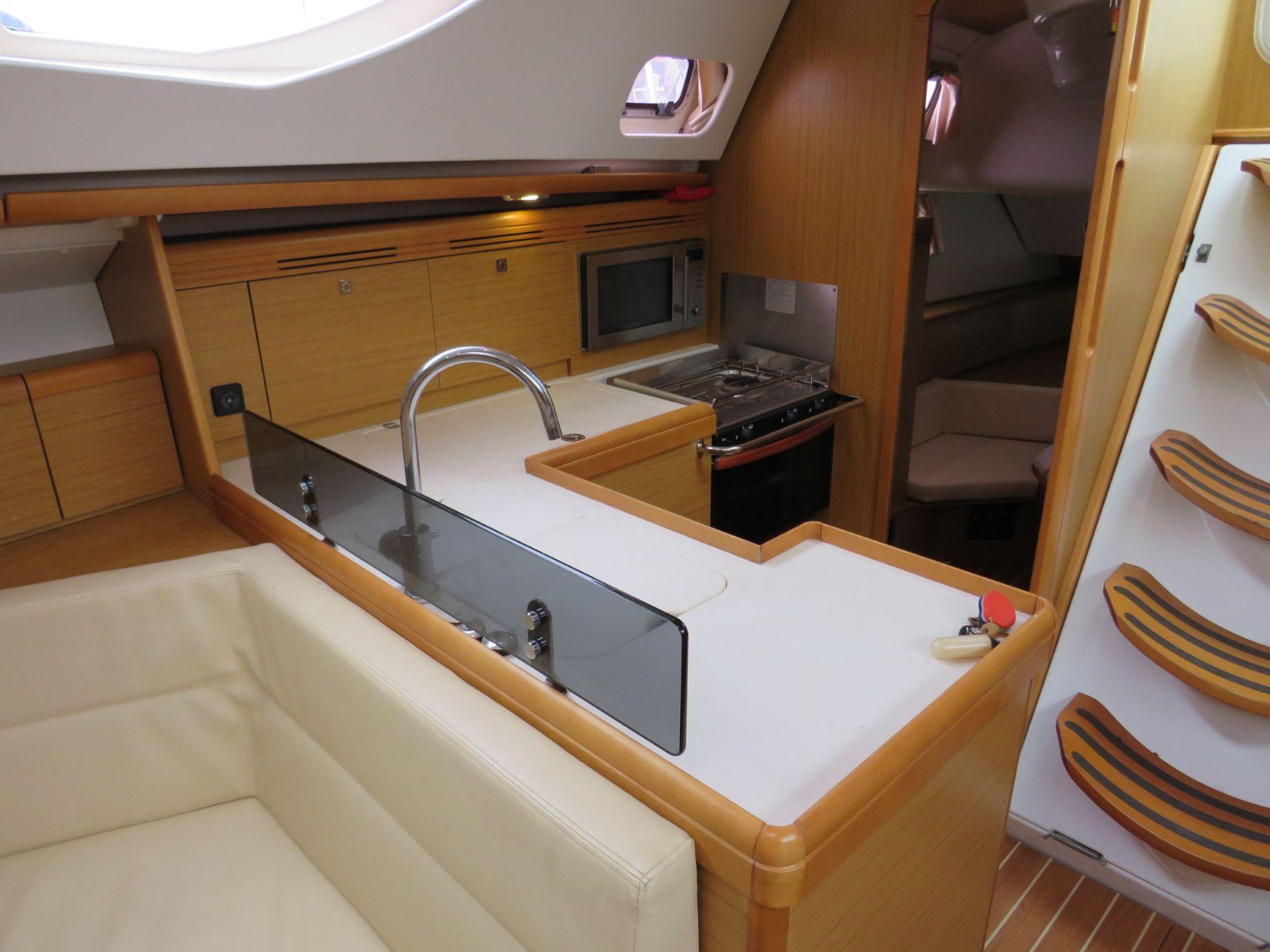 2009 Jeanneau Sun Odyssey 42 Deck Saloon
