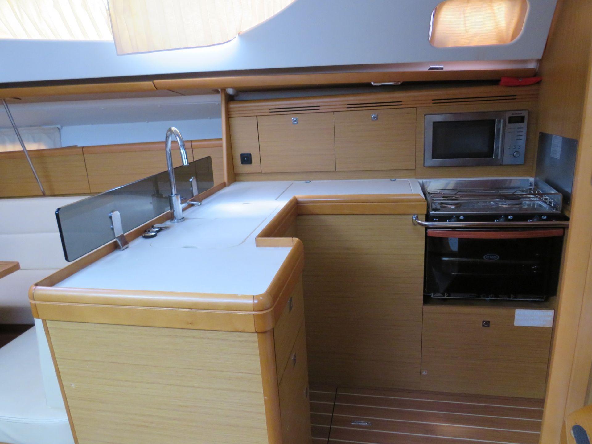 2009 Jeanneau Sun Odyssey 42 Deck Saloon