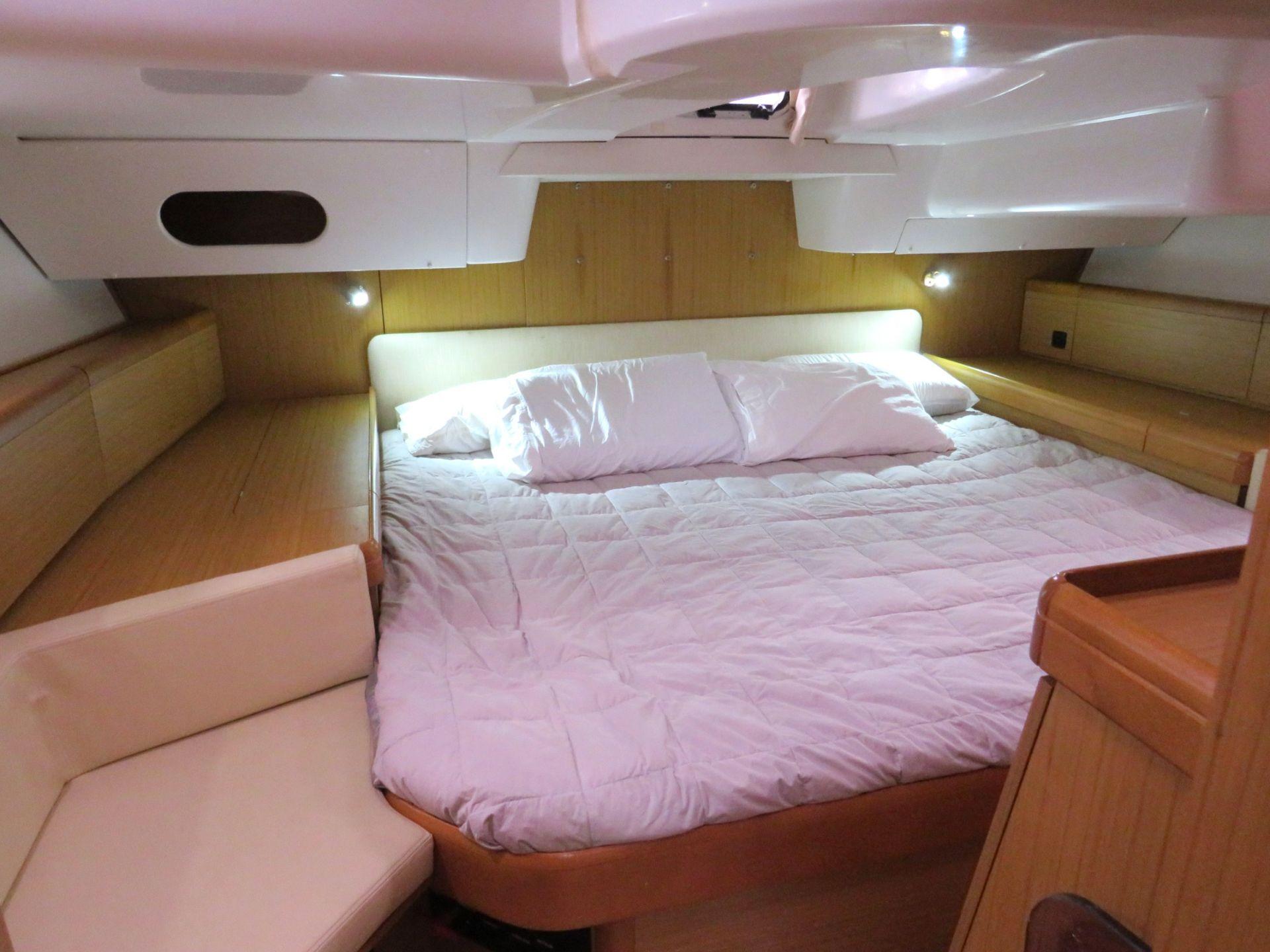 2009 Jeanneau Sun Odyssey 42 Deck Saloon