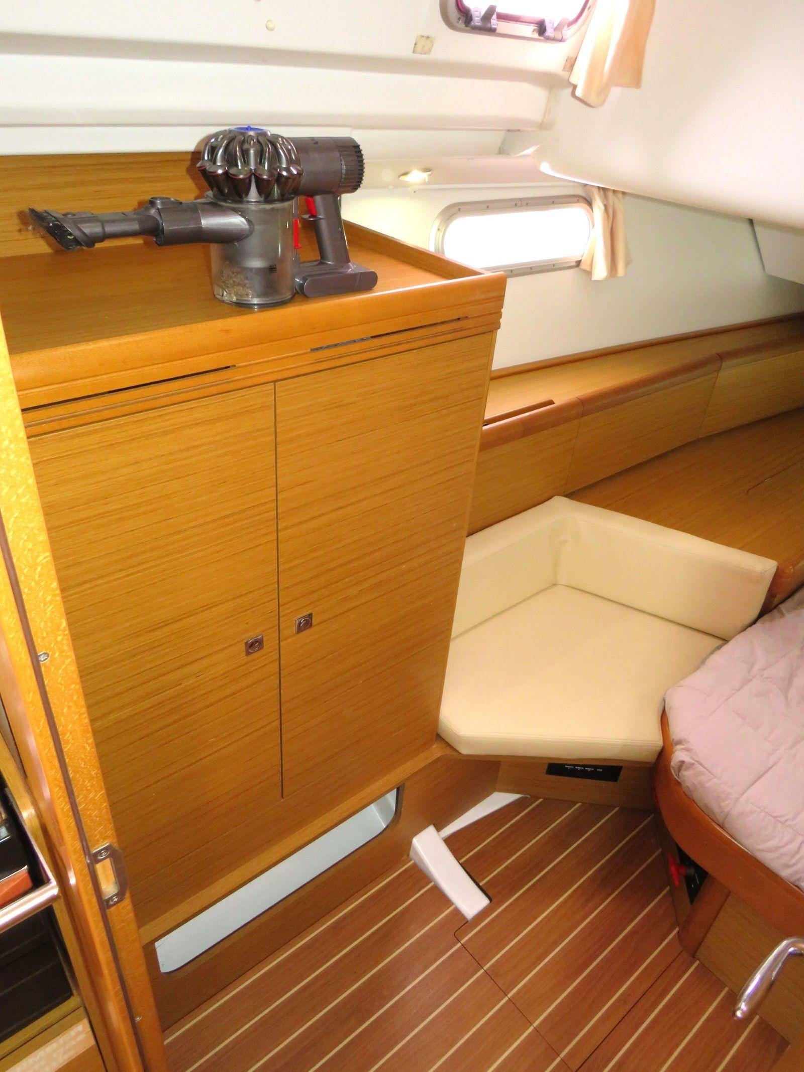 2009 Jeanneau Sun Odyssey 42 Deck Saloon