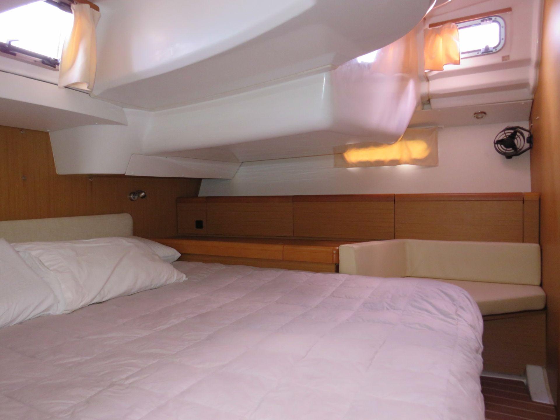 2009 Jeanneau Sun Odyssey 42 Deck Saloon