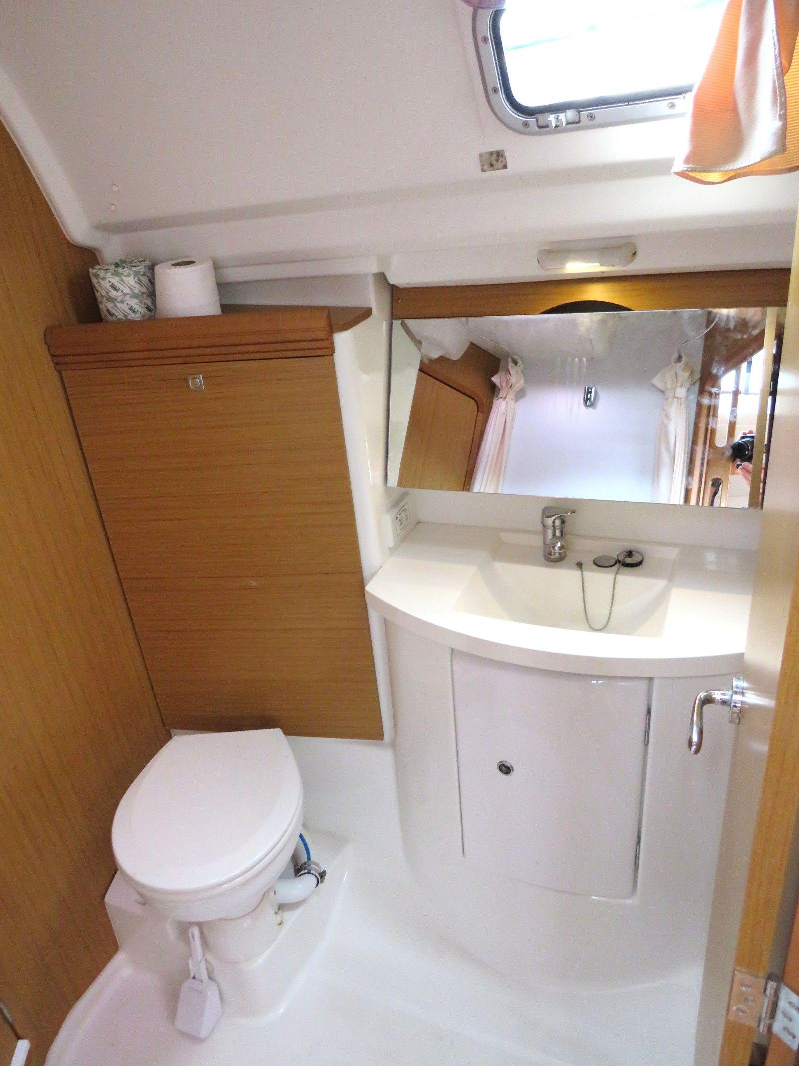 2009 Jeanneau Sun Odyssey 42 Deck Saloon