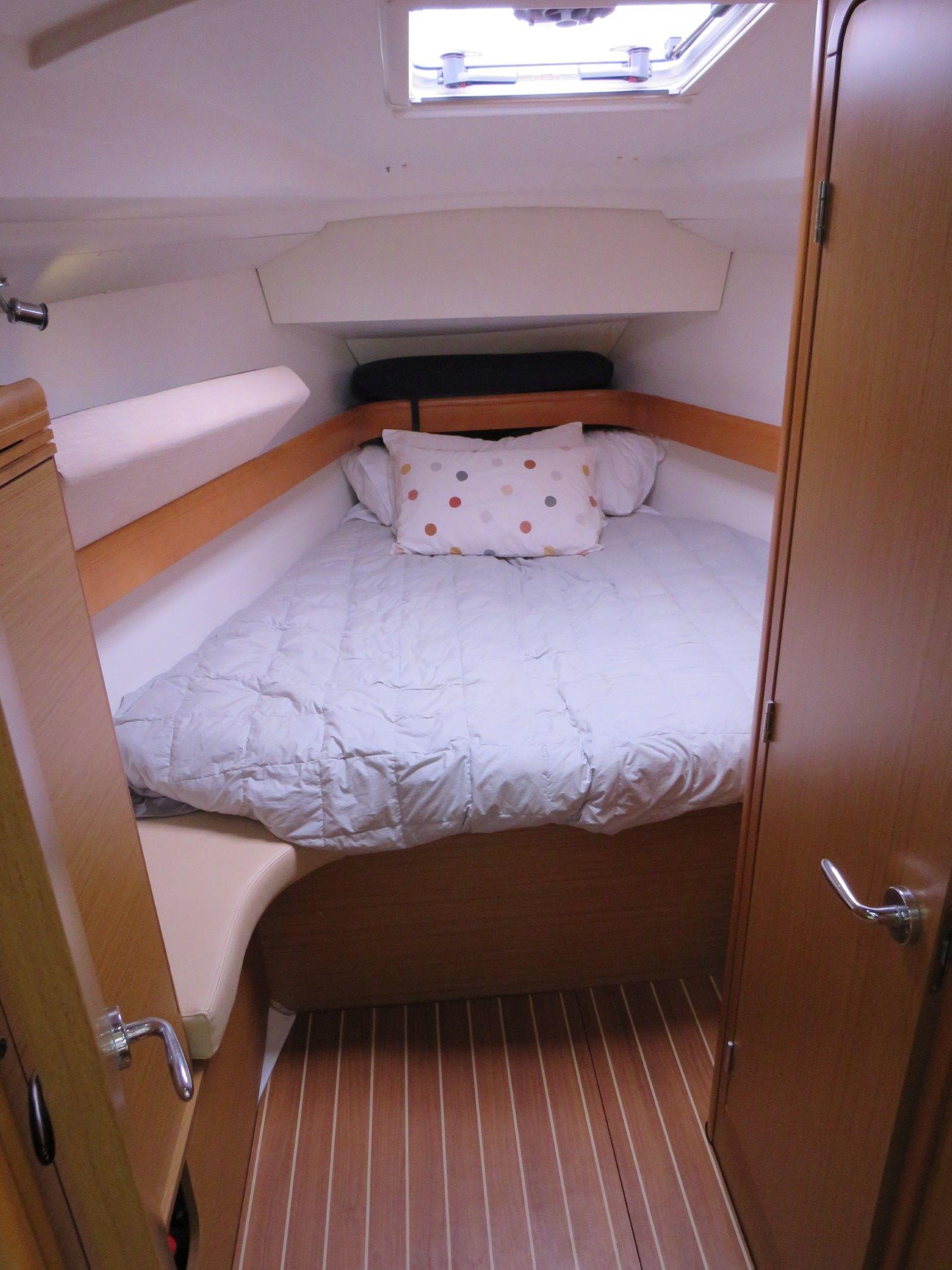 2009 Jeanneau Sun Odyssey 42 Deck Saloon