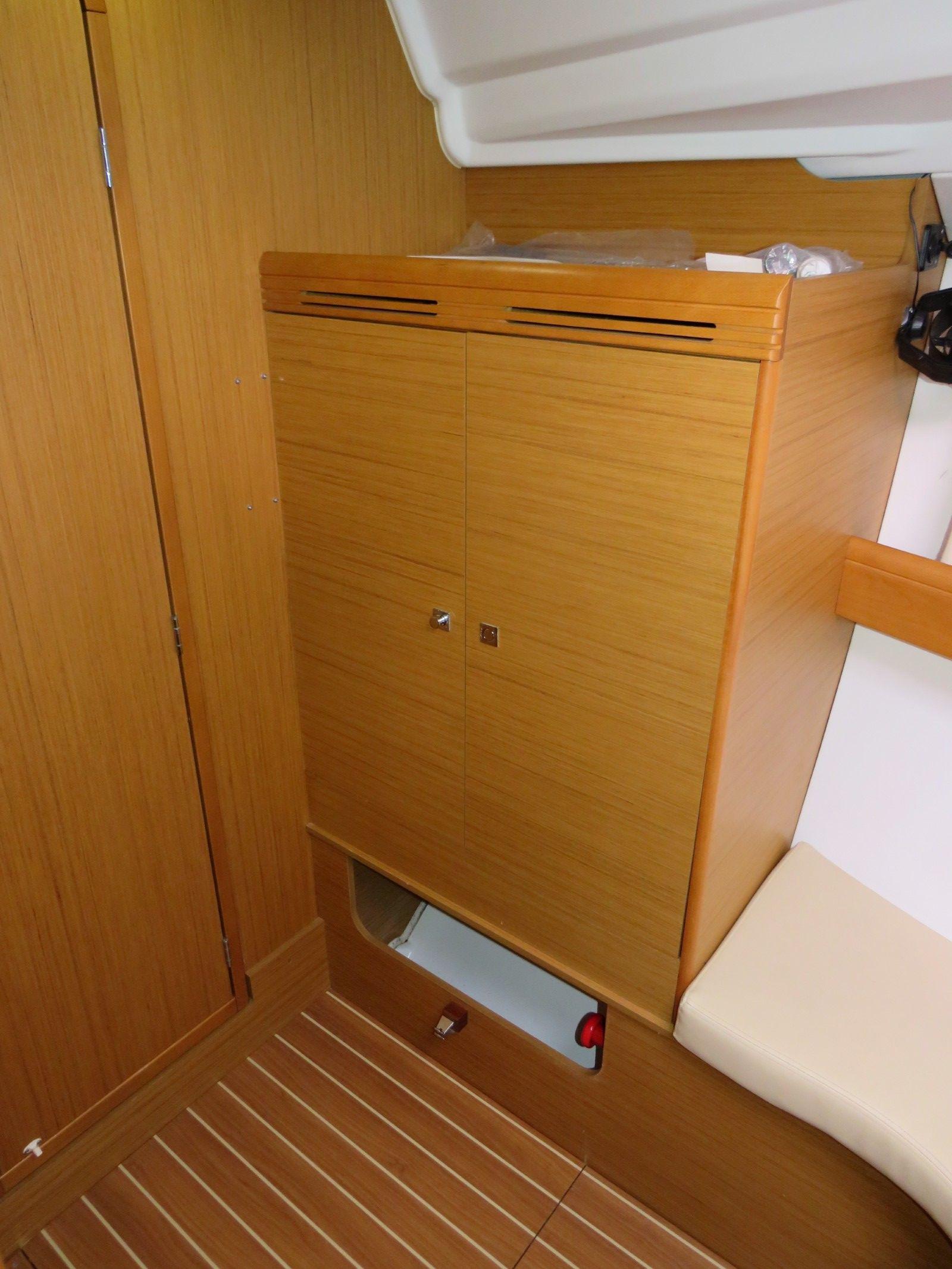 2009 Jeanneau Sun Odyssey 42 Deck Saloon