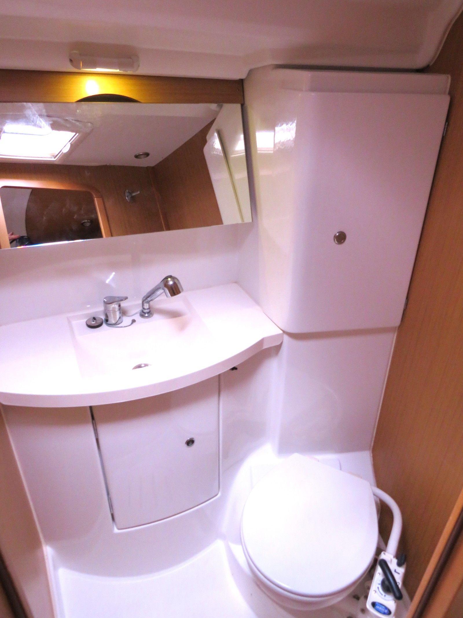 2009 Jeanneau Sun Odyssey 42 Deck Saloon