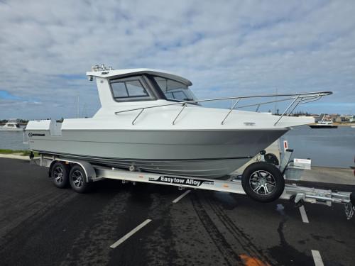Carousel 3 of 700HT Northbank, 300hp Mercury Verado four stroke & Easytow alloy drive on trailer