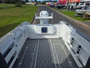 700HT Northbank, 300hp Mercury Verado four stroke & Easytow alloy drive on trailer