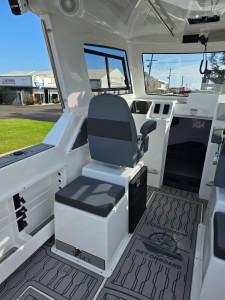 700HT Northbank, 300hp Mercury Verado four stroke & Easytow alloy drive on trailer