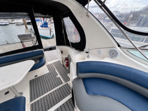 2000 Cruisers Yachts 3375 Express