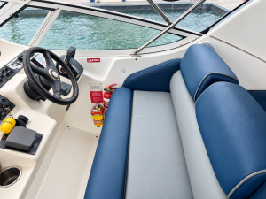 2000 Cruisers Yachts 3375 Express