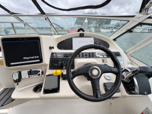 2000 Cruisers Yachts 3375 Express