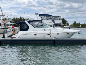 2000 Cruisers Yachts 3375 Express