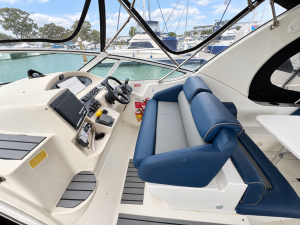 2000 Cruisers Yachts 3375 Express