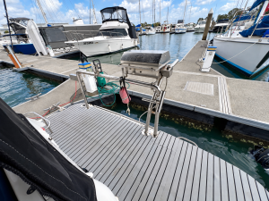 2000 Cruisers Yachts 3375 Express