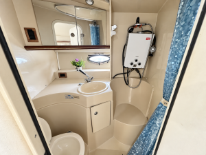2000 Cruisers Yachts 3375 Express