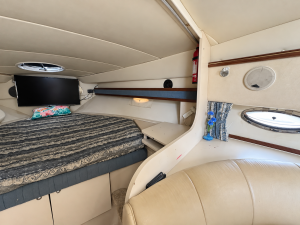 2000 Cruisers Yachts 3375 Express