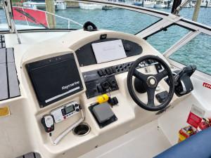 2000 Cruisers Yachts 3375 Express