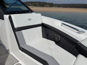 2023 Cobalt R4 Outboard