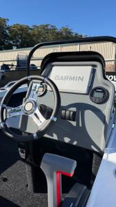 QUINTREX 481 TOP ENDER PRO POWERED BY A YAMAHA VF90LB VMAX SHO OUTBOARD ON A QUINTREX ALUMINIUM I-BEAM 1298 TRAILER - 387442