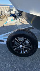 QUINTREX 481 TOP ENDER PRO POWERED BY A YAMAHA VF90LB VMAX SHO OUTBOARD ON A QUINTREX ALUMINIUM I-BEAM 1298 TRAILER - 387442