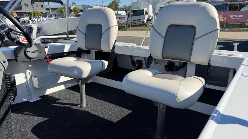 QUINTREX 481 TOP ENDER PRO POWERED BY A YAMAHA VF90LB VMAX SHO OUTBOARD ON A QUINTREX ALUMINIUM I-BEAM 1298 TRAILER - 387442