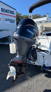 QUINTREX 481 TOP ENDER PRO POWERED BY A YAMAHA VF90LB VMAX SHO OUTBOARD ON A QUINTREX ALUMINIUM I-BEAM 1298 TRAILER - 387442