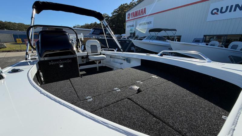 QUINTREX 481 TOP ENDER PRO POWERED BY A YAMAHA VF90LB VMAX SHO OUTBOARD ON A QUINTREX ALUMINIUM I-BEAM 1298 TRAILER - 387442