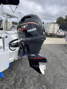 QUINTREX 481 TOP ENDER PRO POWERED BY A YAMAHA VF90LB VMAX SHO OUTBOARD ON A QUINTREX ALUMINIUM I-BEAM 1298 TRAILER - 387442