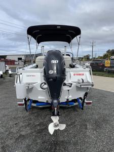 QUINTREX 481 TOP ENDER PRO POWERED BY A YAMAHA VF90LB VMAX SHO OUTBOARD ON A QUINTREX ALUMINIUM I-BEAM 1298 TRAILER - 387442