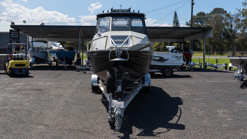 Bar Crusher 670HT & Suzuki Marine DF200APX STEALTH Boat Motor Trailer Package