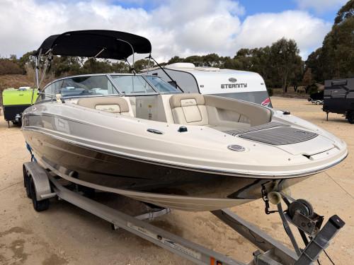 Carousel 3 of Sea Ray 240 Sundeck 