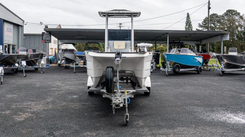 Quantum Cat Mirage 480 Centre Console, Yamaha 70hp Outboard and Trailer