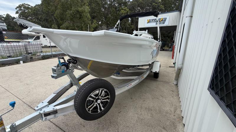 QUINTREX 450 TOP ENDER PRO POWERED BY A YAMAHA F70LB OUTBOARD ON A QUINTREX ALUMINIUM 1100 I-BEAM TRAILER - 388935