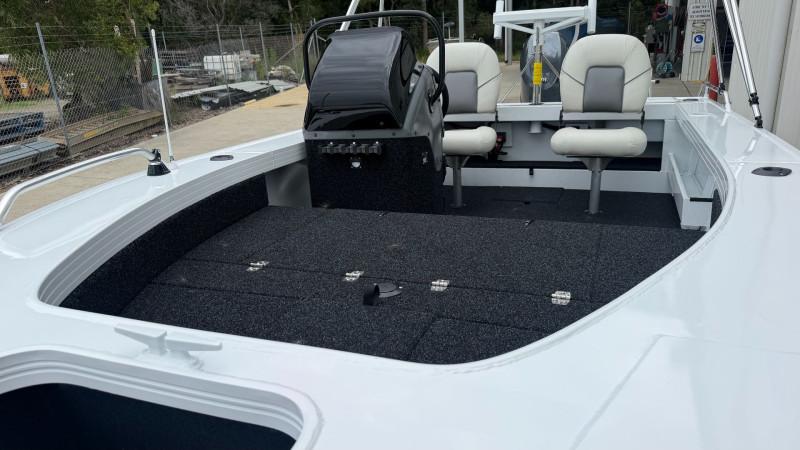 QUINTREX 450 TOP ENDER PRO POWERED BY A YAMAHA F70LB OUTBOARD ON A QUINTREX ALUMINIUM 1100 I-BEAM TRAILER - 388935