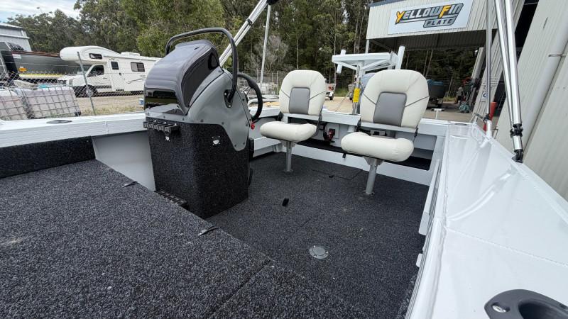QUINTREX 450 TOP ENDER PRO POWERED BY A YAMAHA F70LB OUTBOARD ON A QUINTREX ALUMINIUM 1100 I-BEAM TRAILER - 388935