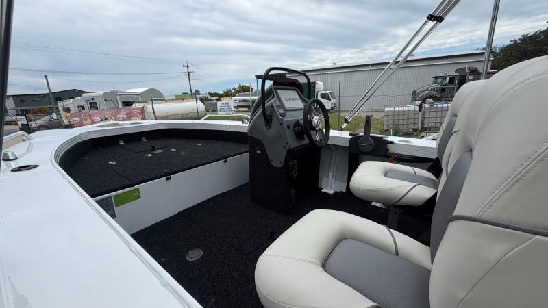 QUINTREX 450 TOP ENDER PRO POWERED BY A YAMAHA F70LB OUTBOARD ON A QUINTREX ALUMINIUM 1100 I-BEAM TRAILER - 388935