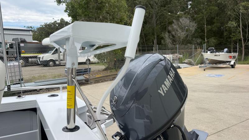 QUINTREX 450 TOP ENDER PRO POWERED BY A YAMAHA F70LB OUTBOARD ON A QUINTREX ALUMINIUM 1100 I-BEAM TRAILER - 388935