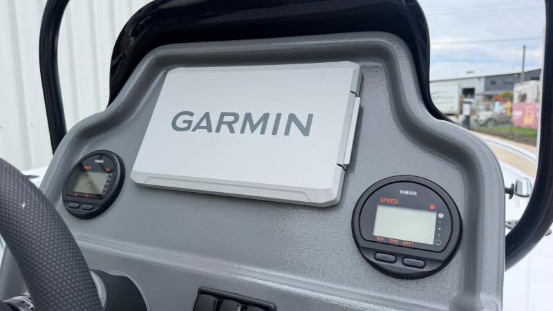 QUINTREX 450 TOP ENDER PRO POWERED BY A YAMAHA F70LB OUTBOARD ON A QUINTREX ALUMINIUM 1100 I-BEAM TRAILER - 388935