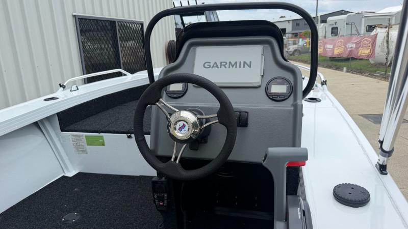 QUINTREX 450 TOP ENDER PRO POWERED BY A YAMAHA F70LB OUTBOARD ON A QUINTREX ALUMINIUM 1100 I-BEAM TRAILER - 388935